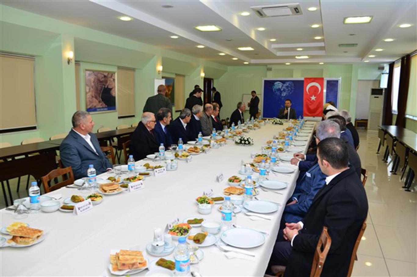 Diyarbakır Valisi kanaat önderleriyle bir araya geldi Diyarbakır Valisi kanaat önderleriyle bir araya geldi